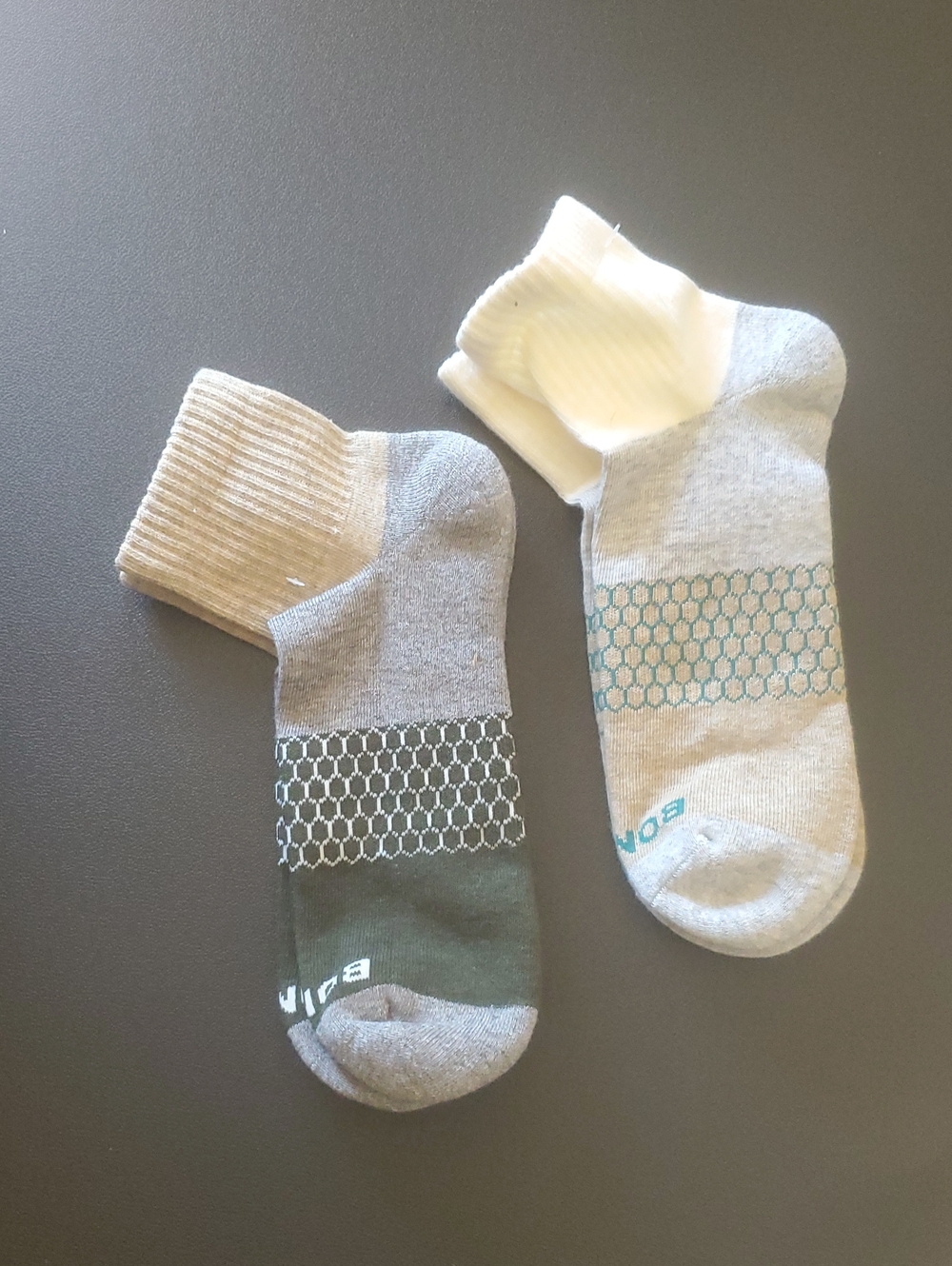 2 PAIR OF BOMBAS TRI-BLOCK CUSHIONED QUARTER SOCKS IN MULTICOLOR /SZ:LARGE